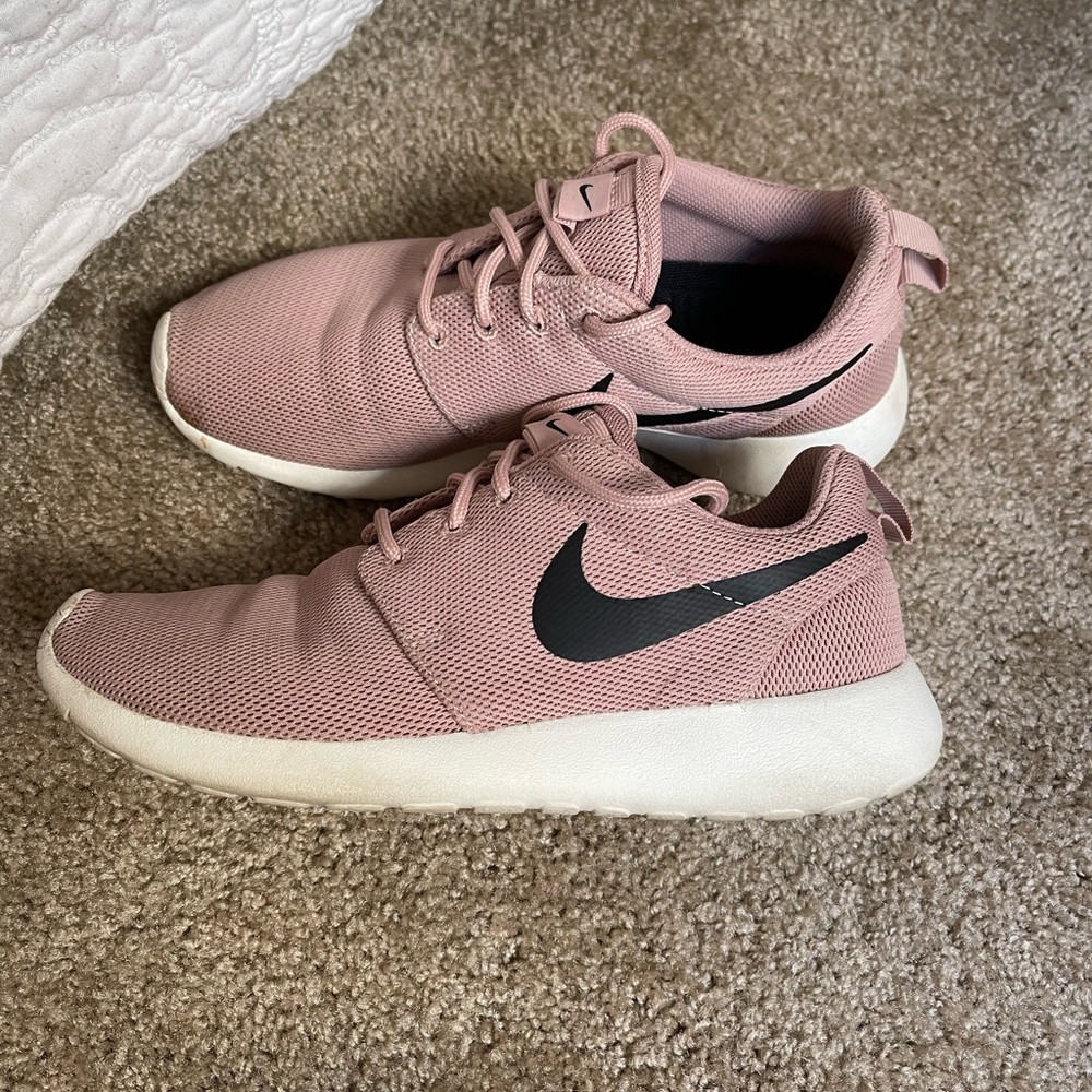 Mauve Nike Roshes size 7